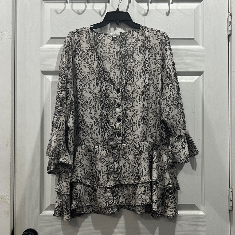 Elegant Black and Cream Women's Top